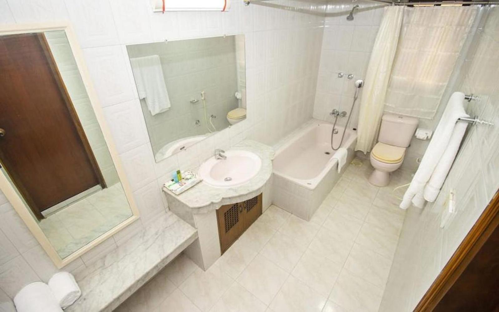 Hotel Suite Palace Baridhara Дакка Экстерьер фото